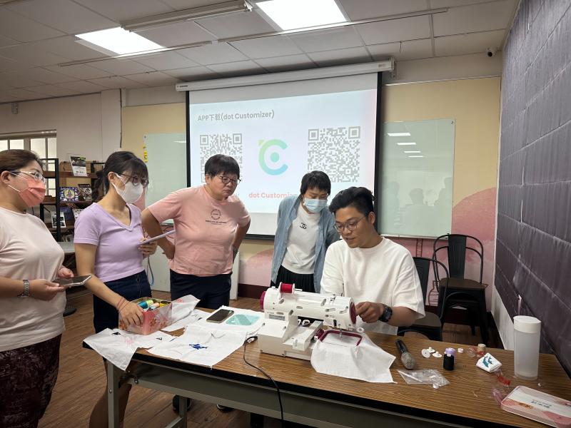 課程中，向老師先介紹電繡機的基本操作與數位圖像轉換原理，學員們運用平板設計圖案，再將設計傳輸至電繡機進行刺繡實作。