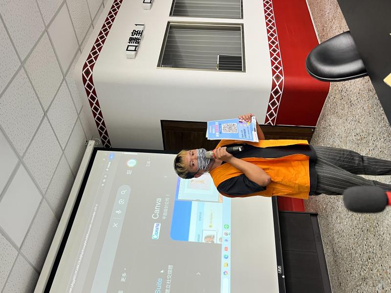 利用一點時間，執行秘書為大家推廣家長與孩子手機上網安全防護宣導，加深家長對於孩子用網的安全，提供手機控管功能，為孩子把關。