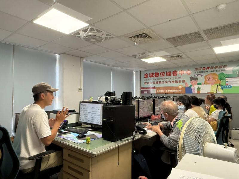 老師仔細和學員們說明攝影技巧。