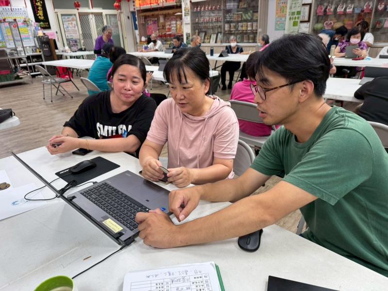 學習步驟如下：  1.使用手機或相機拍攝長輩的正面大頭照。  2.將照片匯入 AI 圖像轉換工具（例如專門生成卡通風格圖像的程式）。  3.根據生成結果進行調整，例如背景去背、線條強化。  4.將處理好的圖像匯入雷雕機軟體，調整尺寸與排版。