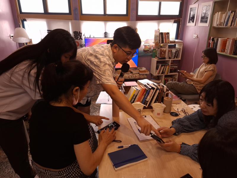 講師與已經會使用APP的學員，指導其他學員操作編修照片與影片的APP