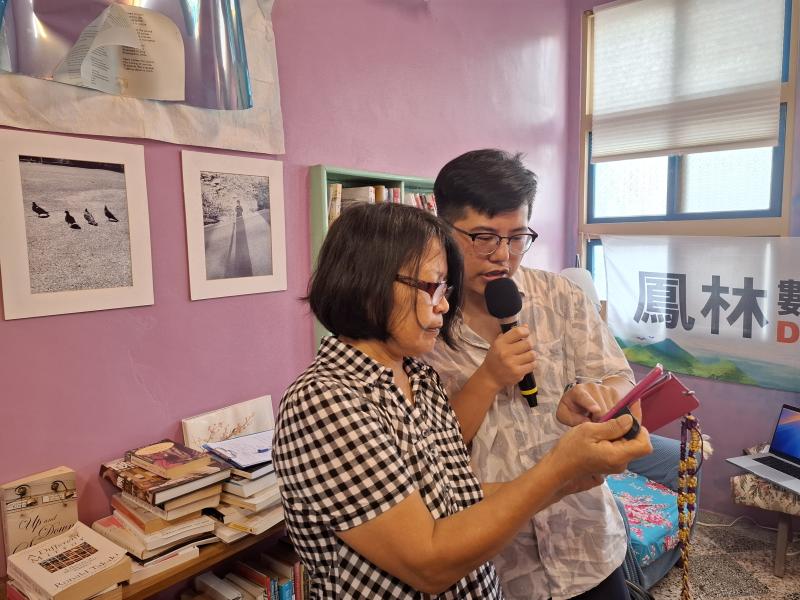 講師協助學員使用手機操作短影片剪輯