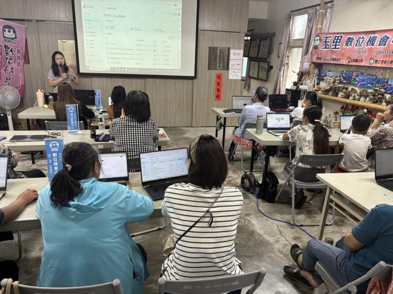 學員上課情形學員專心聽講師說APP下載後如何給指令書寫