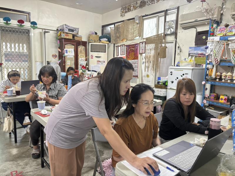 講師協助學員操作APP並練習書寫