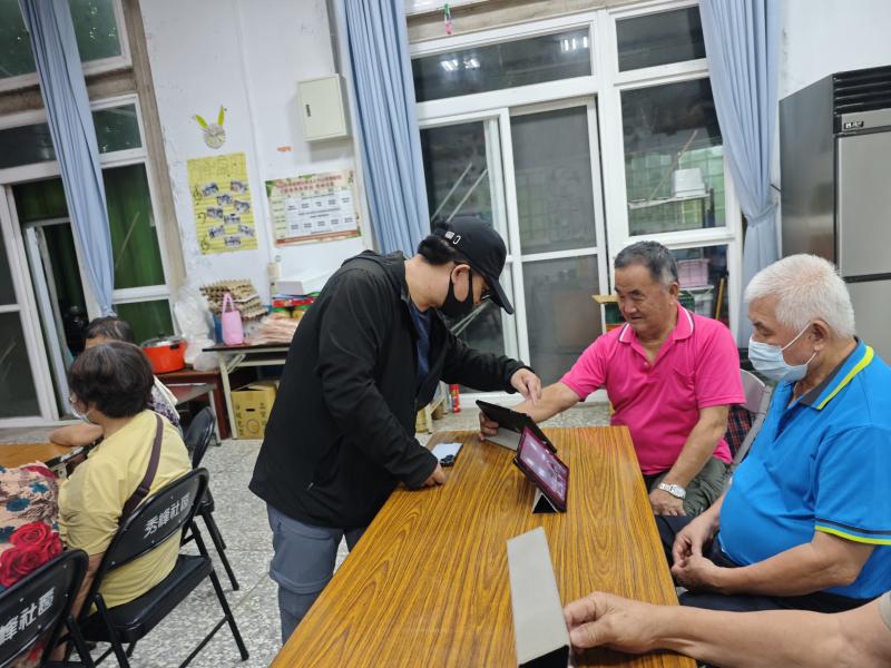 課程進一步介紹了簡易實用的攝影APP,包含濾鏡套用與圖片編修功能