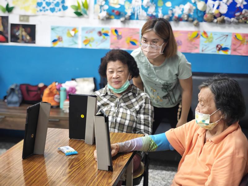 實地練習中,學員互相為彼此拍照,留下課程成果紀錄,也融入了媒體識讀與詐騙防範宣導內容,提升學員對影像資訊的辨識能力與安全意識。