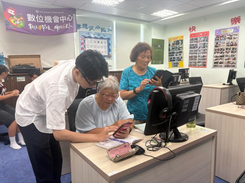 這次參加「自媒體海報小幫手」課程，對我來說是一場非常實用又充滿創意的學習體驗。