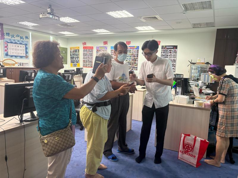 我發現即使沒有設計基礎，只要有想法、有工具，加上一點練習，每個人都能做出屬於自己的風格海報。