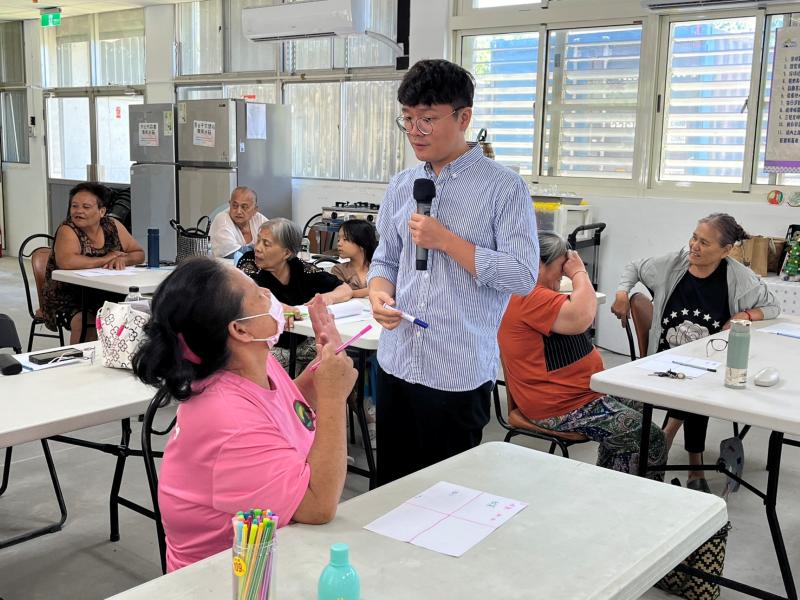 講師於課堂上引導現場的長輩回憶自己的人生故事，並透過紙本方式記錄起來。