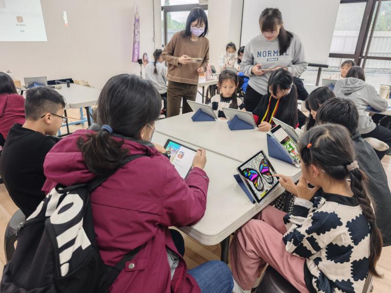 學員及家長透過平板進行繪製AR圖案，並準備以此為基底要進行AR建置