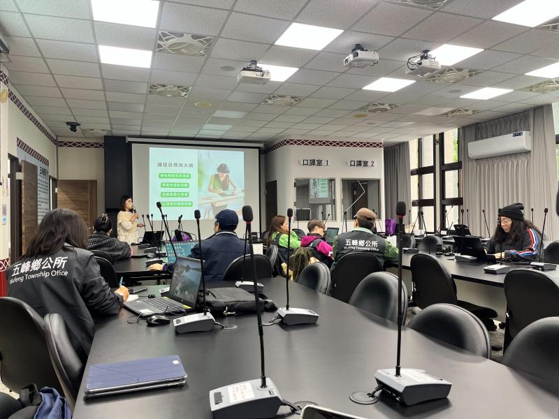 講師介紹簡報設計排版，利用錯誤的範例讓學員們清楚缺點為何?進而修改成比例完好的簡報。