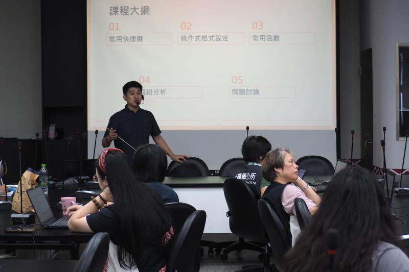 透過講師講解這次 Excel 的課程方向，讓公所同仁能利用常用快捷鍵、函數公式等提升製作 Excel 的數位技能，拉高專業度。
