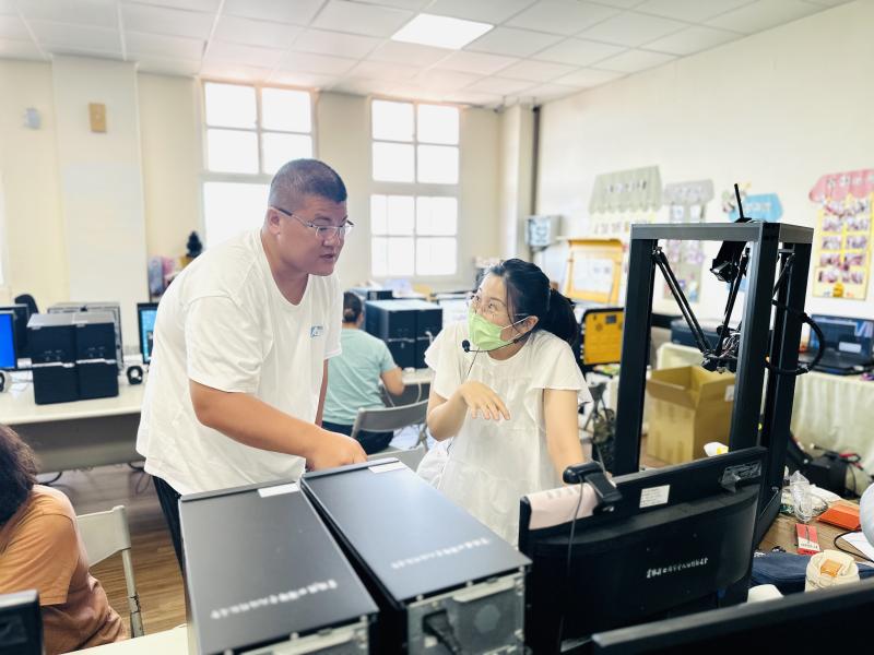 參與課程的學員表示,這堂課不但幫助他們省下大量製作簡報的時間,更讓他們有更多心力能專注於自己產品的優化與行銷。以往參加市集或推廣活動時,製作簡報是一件既耗時又困難的事,常常為了排版與文字敘述傷透腦筋。但自從學會使用AI輔助產生圖文與設計,現