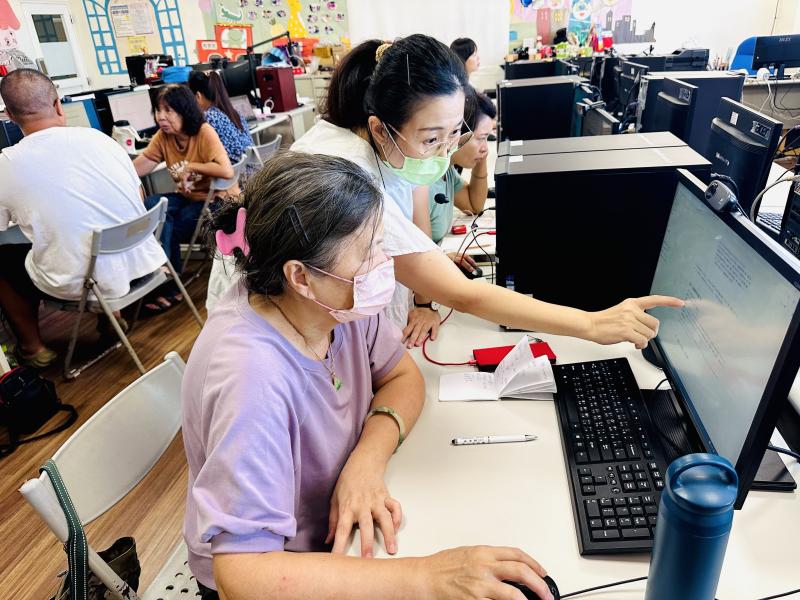 課程中有任何疑問提出老師也非常專業的為大家解惑,除了AI自動生成簡報內文,也可以利用原有的商家資訊網站內容生成簡報,AI生成簡報課程不僅提升了在地民眾的數位素養,也更符合在地產業需求,希冀未來成為結合科技與地方創生的亮點。