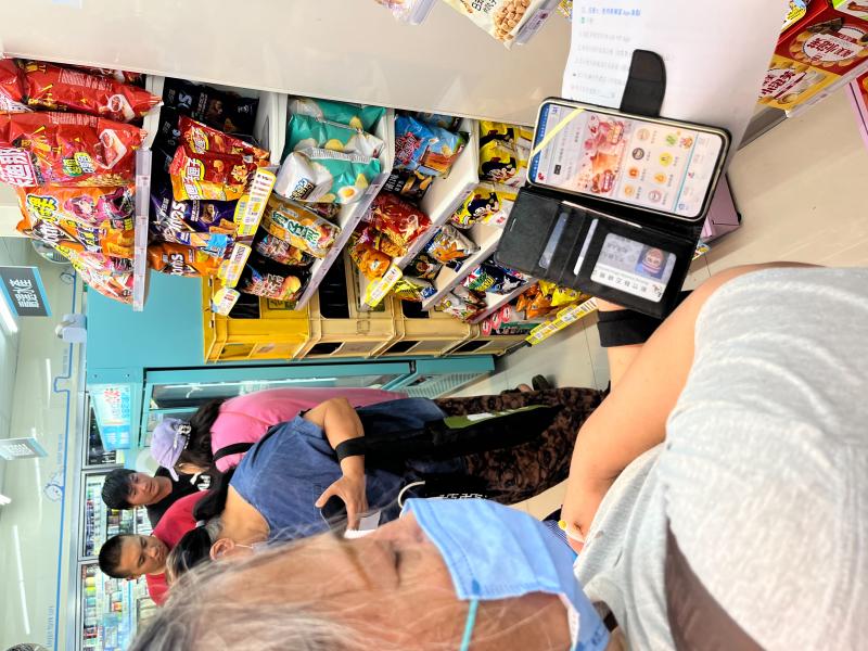 利用萊爾富會員App，點選點數兌換功能，查看自身的點數能兌換哪些商品，並且實際操作，最後刷載具將發票存入手機。