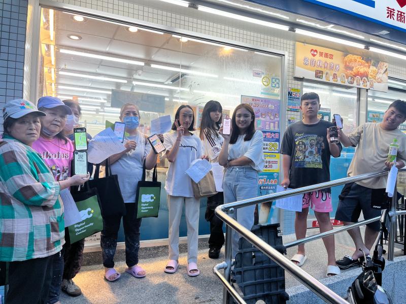 學員們一起於超商前合照，彼此分享今日課程所學的數位知識，並秀出今日應用的手機功能，讓這一刻的記憶保存起來。