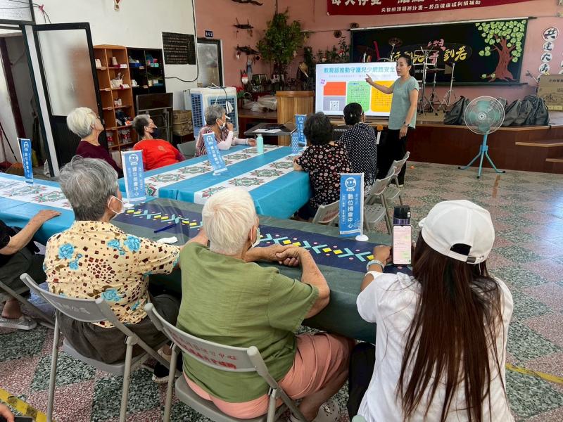 講師向學員宣導如何讓孩子們不玩手機太久