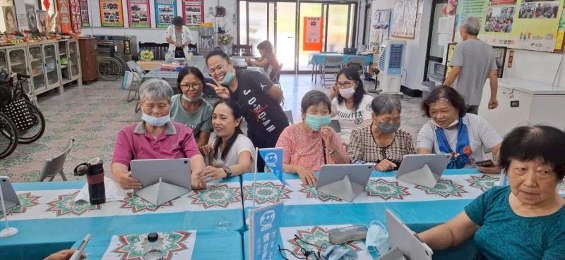 學員練習資訊設備平版練習照相