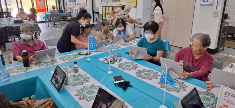 講師協助學員使用平板並操作照相功能