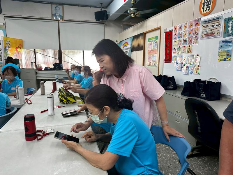 社區民眾對Line群組的管理,使用貼圖及自拍圖片加問候文字語,表示受益良多