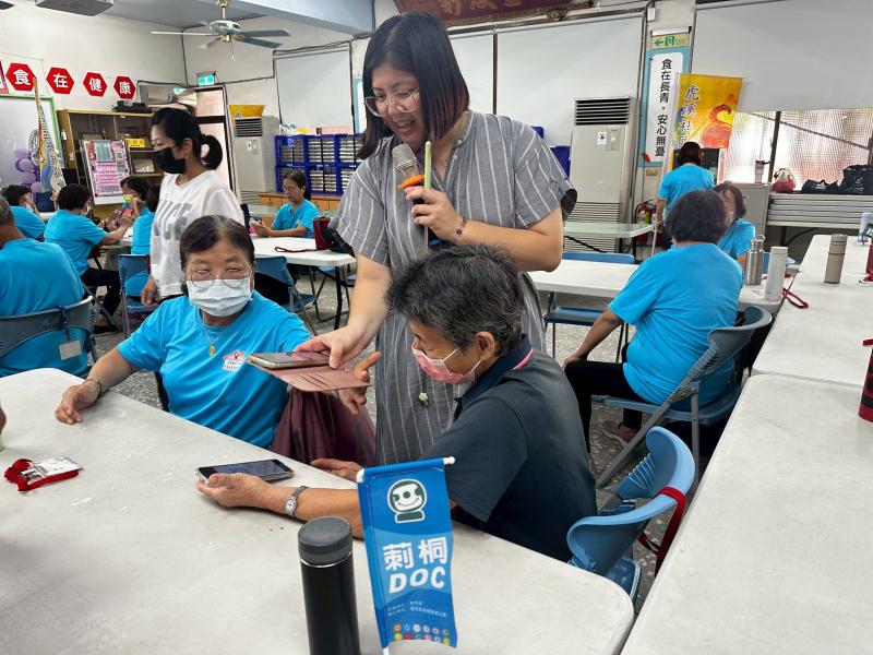 講師親切有禮,一對一為社區民眾解答操作不順問題,民眾學會操作非常開心