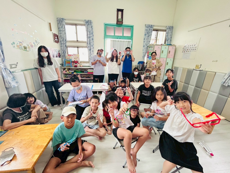 學員們努力完成自己設計的立體眼鏡，非常開心的戴著。