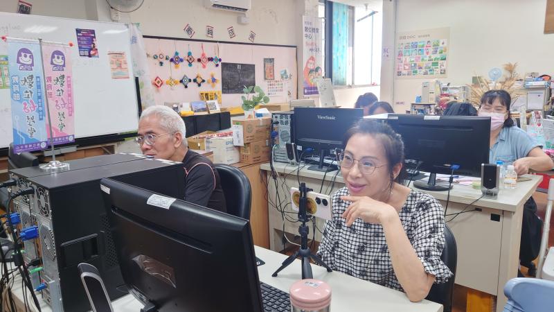 徐秘書不只上課做筆記，還利用3C做課後復習