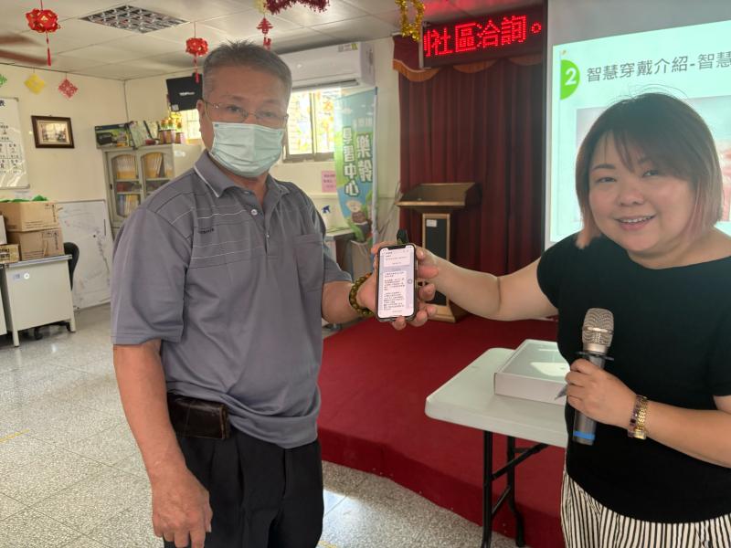 他們會一步一步教我。我也開始跟社區的朋友互相提醒，每天看看健康存摺、動一動，彼此加油打氣。