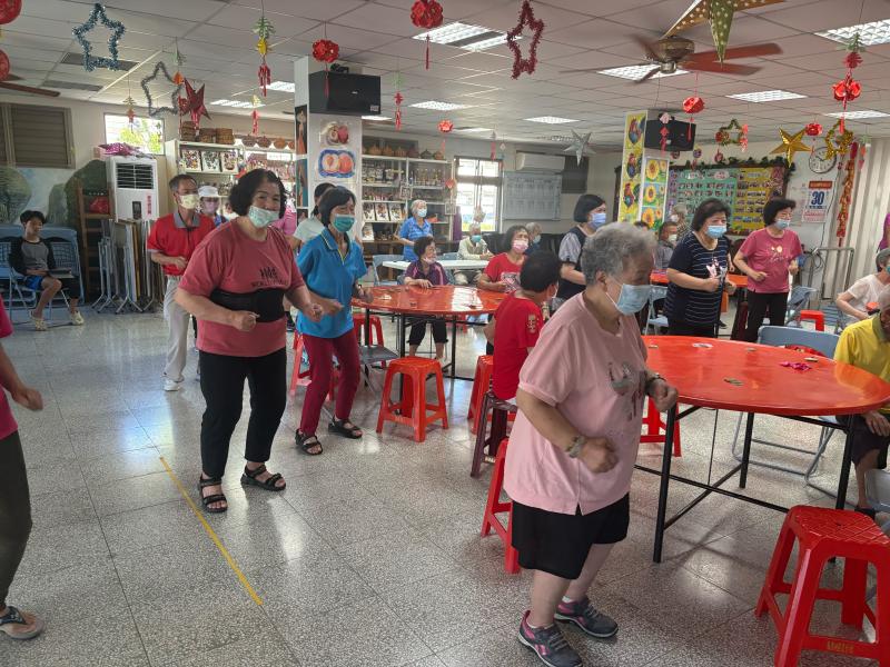 健康群存摺與運動結合的課程，怎麼下載「健保快易通App」，還特別介紹裡面的「健康存摺」功能，我第一次知道自己幾年前打過什麼疫苗、量過哪些數據，原來都能查得到，真的很方便！