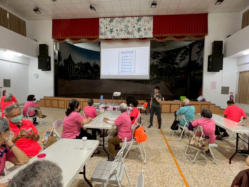 吉安最年輕的培訓講師帶著學員一起學習數位素養