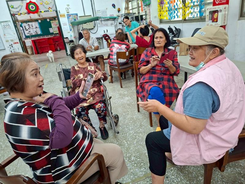 學員們分組或獨立拍攝影片，運用所學錄影技巧與創意，自行設計並製作早安圖。