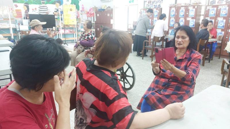 學員們互相協助錄影，從中學習數位技能，氣氛輕鬆又充滿笑聲。