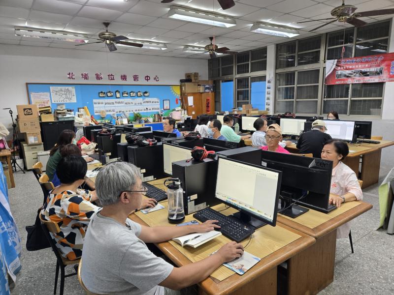 提醒學員注意牆面支撐、屋頂角度、插槽位置等細節