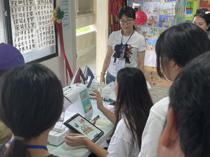7月21日於雙龍社區活動中心舉辦「數位電繡新風景」課程，婦女專班學習使用平板與電繡機，結合數位設計與手作實作，提升婦女數位素養與創作能力。