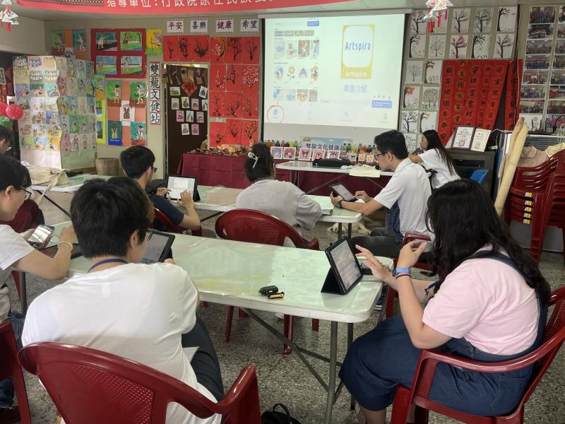 學員透過Artspira、Canva、Pinterest等APP設計圖案，並實際操作Brother M370電繡機，製作手提包、襪子、鑰匙圈等。課堂氣氛熱絡，互動學習成效佳。