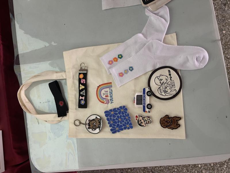 婦女專班運用BrotherM370電繡機及設計軟體自行創作出手提包襪子鑰匙圈等文化創意精品展現藝魅力