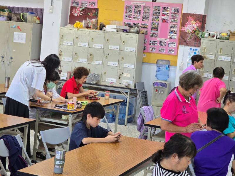 講師協助學員解決問題