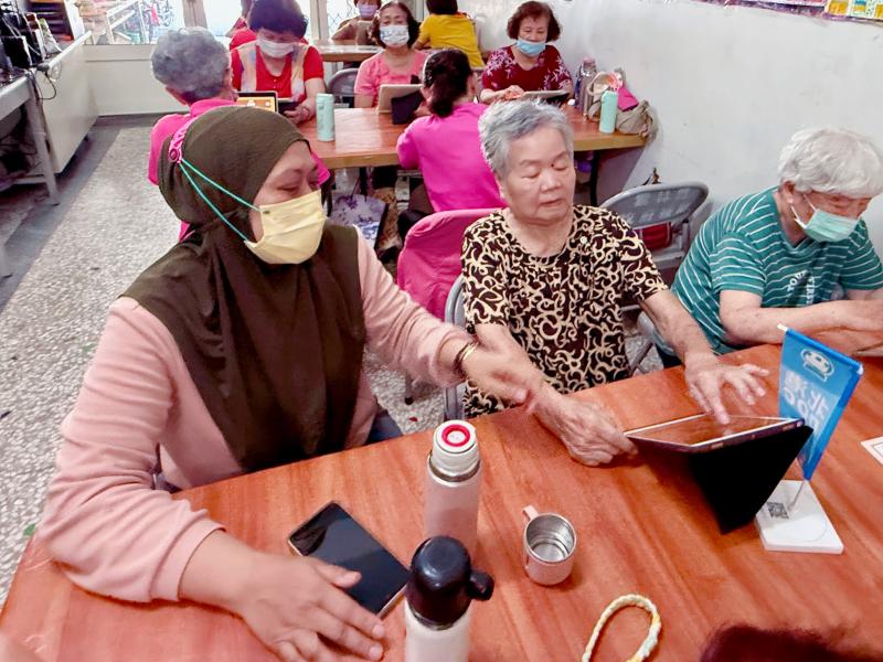 外傭和婆婆利用APP翻譯順利溝通