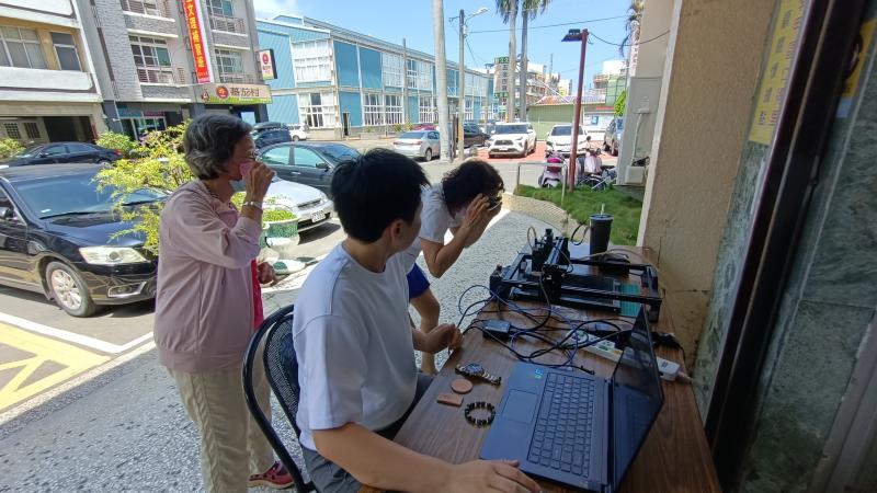 圖形完成後，學員實際操作皮革雷雕機，體驗從數位設計到成品製作