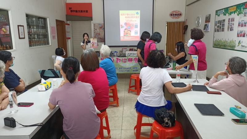 課堂中老師也介紹 Family Link 手機管理工具與防詐騙觀念