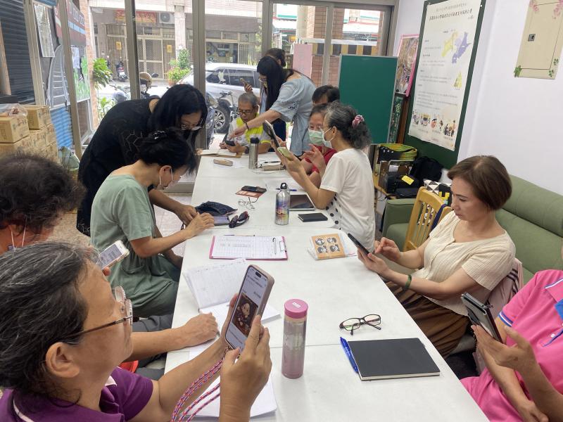 老師講解如何使用軟體編輯