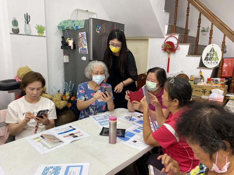 老師認真的講解，學員認真的學習。