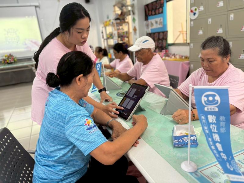 講師協助學員做作平板