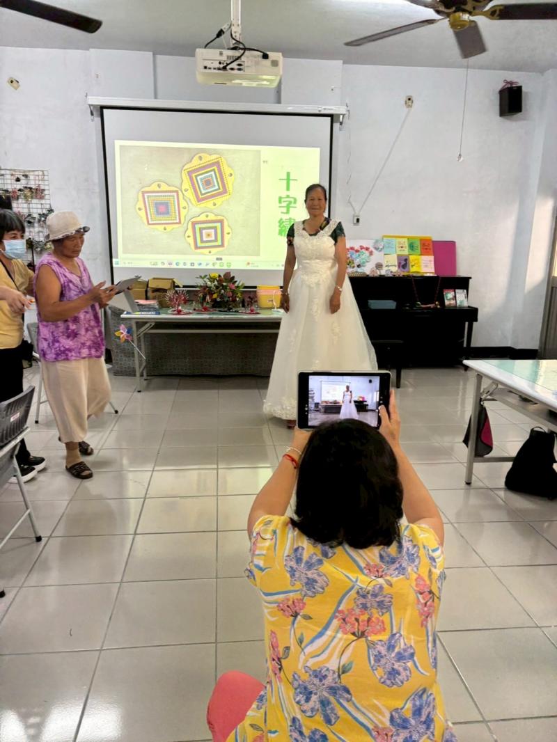 學員使用手機練習拍照