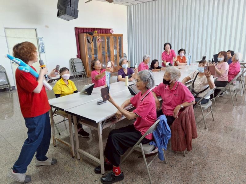講師熱情帶動長輩學員們使用手機APP。