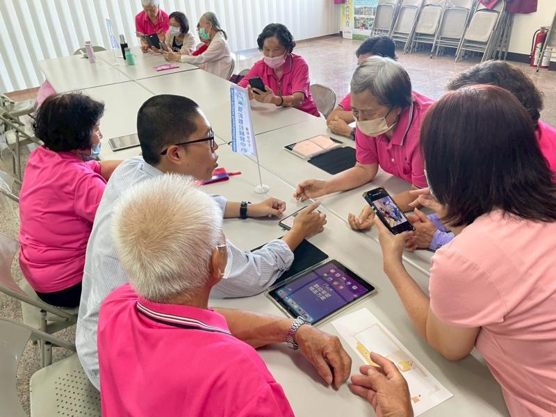 長輩們把握機會積極與輔導員討論學習內容。