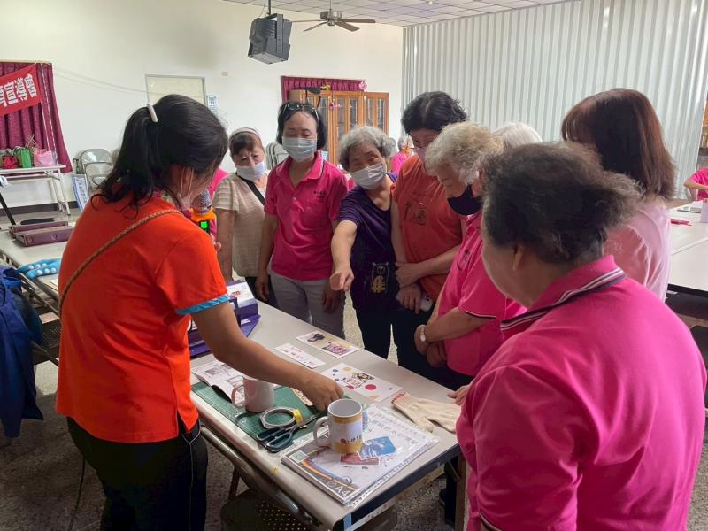 長輩們從講師教學設計出數位照片，到跟看小幫手協力馬克杯實作，感到厲害。