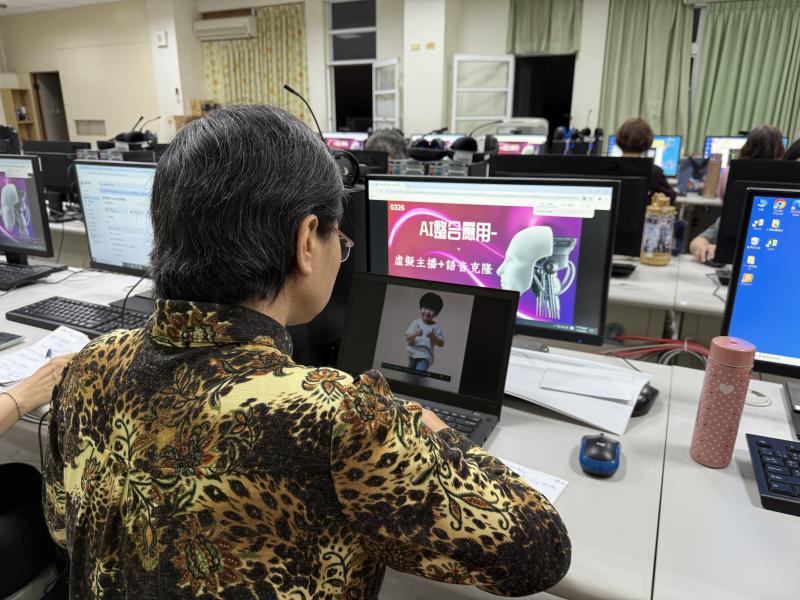 學員正在一步一步按老師指導操作