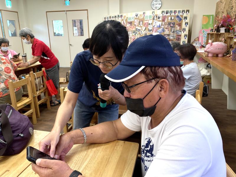 講師協助學員查看自己的手機儲存空間。