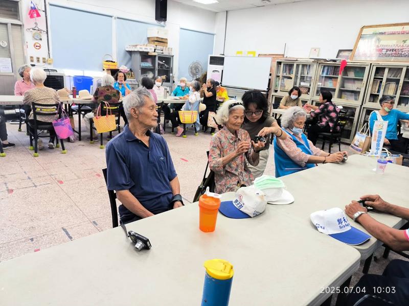 部分有長者有手機，但還是會體驗使用相機，